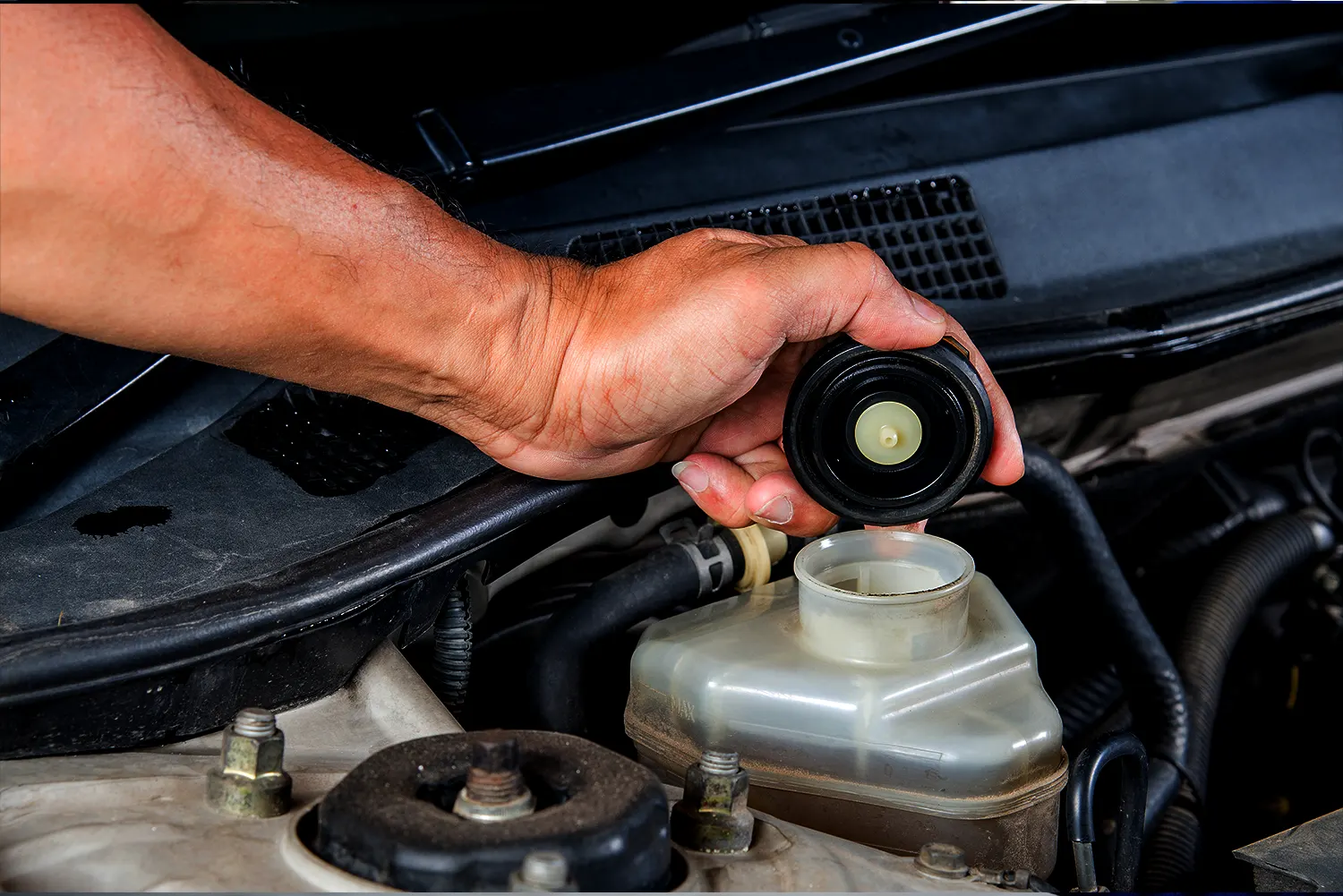 Expert brake fluid flush service for better braking performance